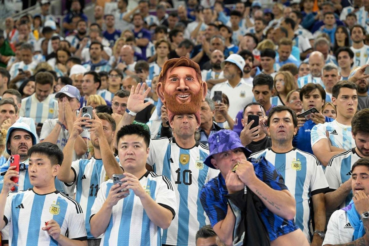 Fotos das torcidas durante o jogo entre Holanda e Argentina, pelas quartas de final da Copa do Mundo do Catar