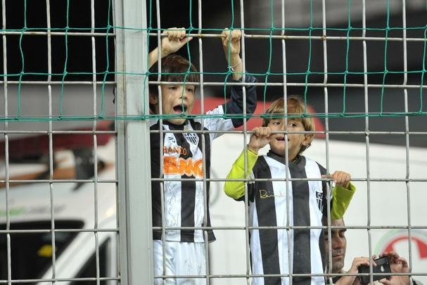 Torcedores de Atltico e Flamengo compareceram ao Horto nesta noite de sbado para assistir ao confronto entre os tradicionais rivais
