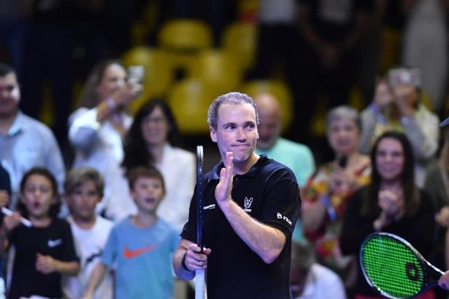Cercado de amigos, familiares e com carinho do pblico, Bruno Soares se despediu oficialmente do tnis neste sbado (26), no Mineirinho, em BH. Multicampeo, tenista mineiro, de 40 anos, dividiu a quadra com Bob Bryan, Marcelo Melo e Rafael Matos
