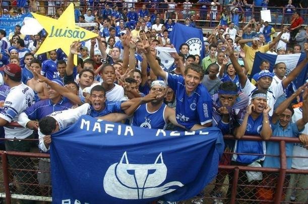 Com o ttulo brasileiro confirmado, o Cruzeiro fez no dia 7 de dezembro de 2003 o jogo da taa e das faixas contra o Fluminense, no Mineiro. Com show de Alex, autor de dois gols, o time celeste goleou os cariocas por 5 a 2 e promoveu nova festa da torcida azul em Belo Horizonte. Jogadores finalmente ergueram a taa oficial do Campeonato Brasileiro, cedida pela CBF, e deram a volta olmpica. Os campees brasileiros de 1966 tambm participaram das comemoraes no Gigante da Pampulha.