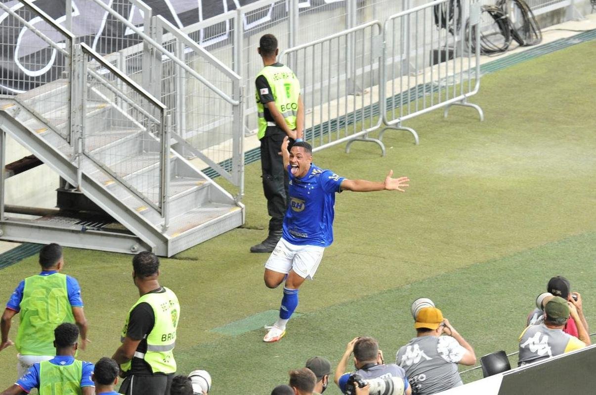 Gol de Vitor Roque, do Cruzeiro, no clssico contra o Atltico