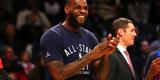 LeBron James mandou mensagem de apoio a Conor McGregor: 'Eu acho que ele  to forte quanto era antes dessa derrota. Provavelmente o maior campeo de todos em Muhammad Ali tambm caiu. Ento, isso no importa. Campees tropeam o tempo todo, e isso no te faz menos homem. Isso no deixa de te fazer campeo porque voc conseguiu um 'D',  Isso no  sobre como reagir bem,  como voc volta com um grande despertar de uma derrota quando as pessoas dizem que voc caiu. Ele ser um campeo para o resto da vida e ningum pode tirar mais isso dele. Sempre ser parte do seu currculo. Ele construiu isso ao longo da carreira e ele continuar fazendo isso pelo que eu vi de suas frases aps a derrota'