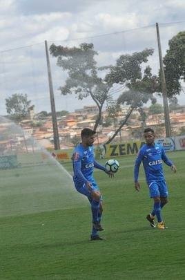 Auxiliares de Mano Menezes comandaram treino tcnico; times foram montados, mas jogadores no tiveram posio fixa no campo