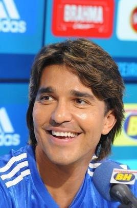 Fotos da apresentao do atacante Marcelo Moreno como novo reforo do Cruzeiro para 2020. Duante entrevista, jogador foi acompanhado pela esposa Marilisy Antonelli e pela filha, Maria Clara