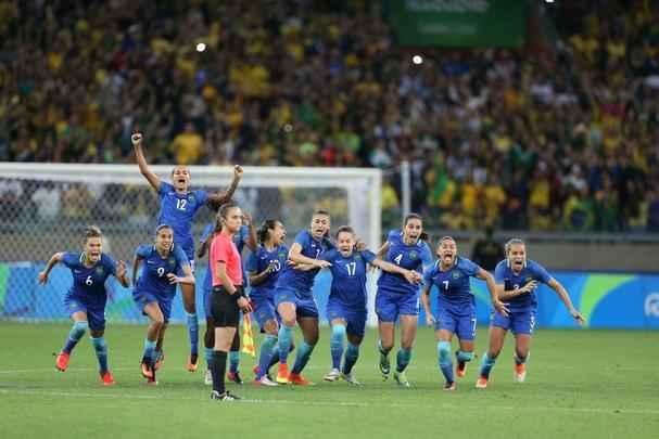 Imagens emocionantes das cobranas de pnaltis no Mineiro e da classificao do Brasil s semifinais do torneio feminino de futebol dos Jogos Olmpicos. Goleira Brbara pegou pnalti e deu vitria  Seleo por 7 a 6 sobre a Austrlia. Com 52 mil pagantes, estdio foi  loucura.