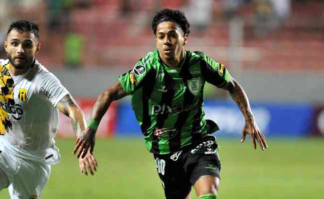 Meia-atacante Matheusinho, do Amrica, em ao diante do Guaran-PAR, pela Copa Libertadores