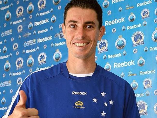 Alessandro (2009) - Revelado pelo Amrica, disputou apenas trs jogos pelo Cruzeiro e marcou um gol.  Ele ainda chegou a ser retirado do nibus da delegao celeste s vsperas de uma partida no Campeonato Mineiro. Em fevereiro de 2009, o jogador rescindiu com o clube e se transferiu para o Atltico pouco tempo depois