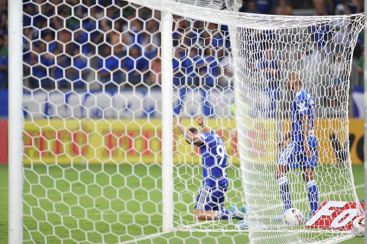 Edu marca gol da vit�ria do Cruzeiro sobre o Brusque, no Mineir�o, pela segunda rodada da S�rie B; veja as imagens da festa da torcida