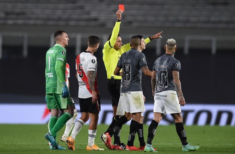 Fotos da expulso de Nacho Fernndez, do Atltico, na partida contra o River Plate pela Libertadores. Jogador atingiu o adversrio de forma no intencional numa dividida de bola e acabou recebendo o carto vermelho aps reviso do VAR