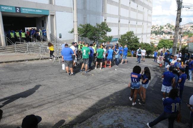 Fotos da torcida do Cruzeiro na vitria do time por 3 a 0 sobre a URT, no Independncia, pela primeira rodada do Campeonato Mineiro. Ronaldo, dono de 90% da SAF cruzeirense, esteve presente e foi ovacionado pelo pblico
