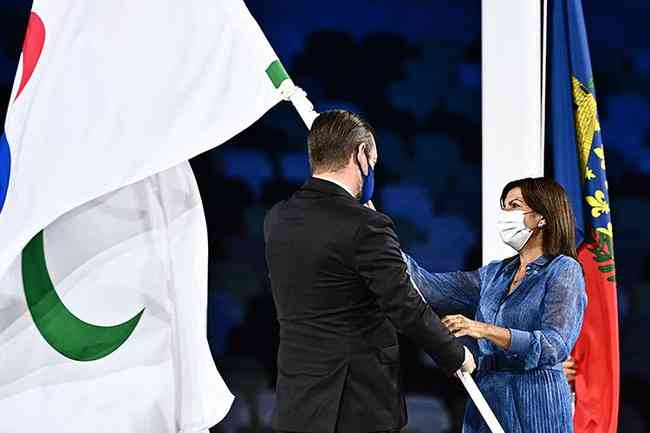 Anne Hidalgo, prefeita de Paris, recebeu a bandeira dos jogos que acontecem na capital da Frana em 2024
