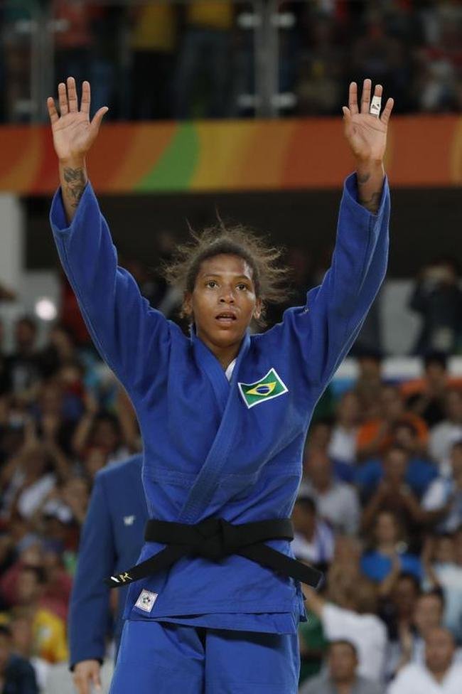 Rafaela Silva - A judoca fez histria em 2013 ao se tornar a primeira brasileira campe mundial na modalidade. Trs anos depois, alcanou a glria mxima: levou o ouro nos Jogos Olmpicos do Rio de Janeiro. Em 2020, foi condenada por doping em um caso controverso. Agora, est de volta aos tatames. Tambm em 2020, casou-se com Eleudis Valentim.