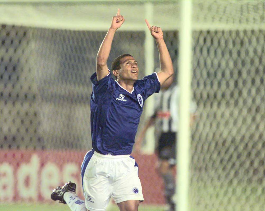2000 - Nas quartas de final em 2000, o Cruzeiro enfrentou o Botafogo e deu mais um passo pelo tricampeonato. No Mineiro, vitria por 3 a 2. No Maracan, empate sem gols.