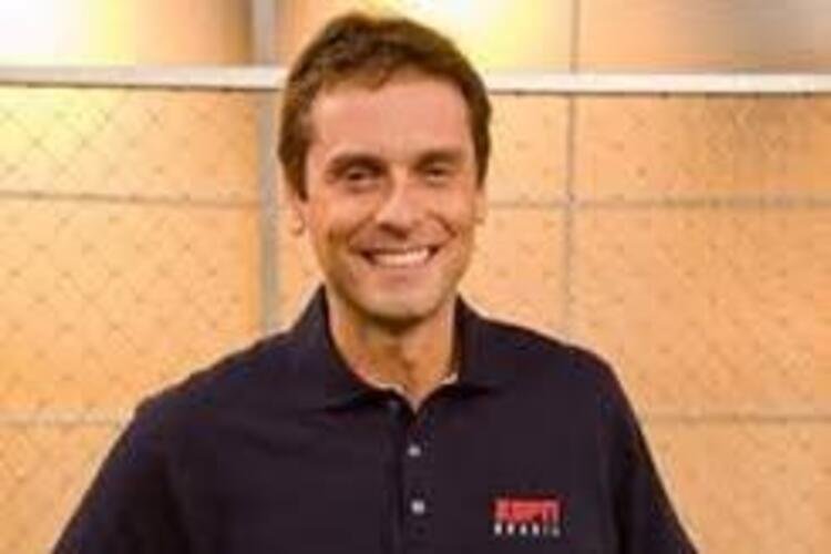Eduardo Elias j dividia o protagonismo do SportsCenter com Marcela. Ele  um dos jornalistas do time do Fox Sports. 