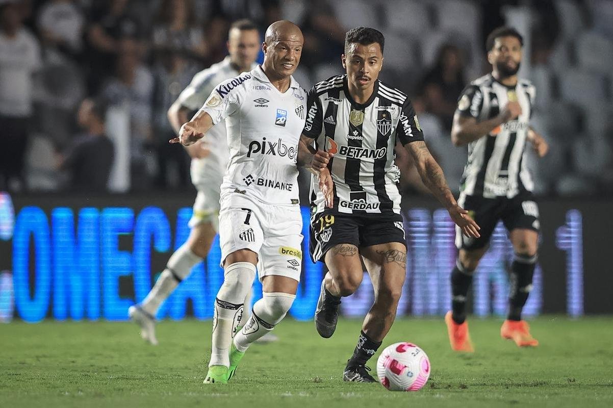 Fotos do jogo entre Santos e Atltico na Vila Belmiro, em Santos, pela 30 rodada do Campeonato Brasileiro