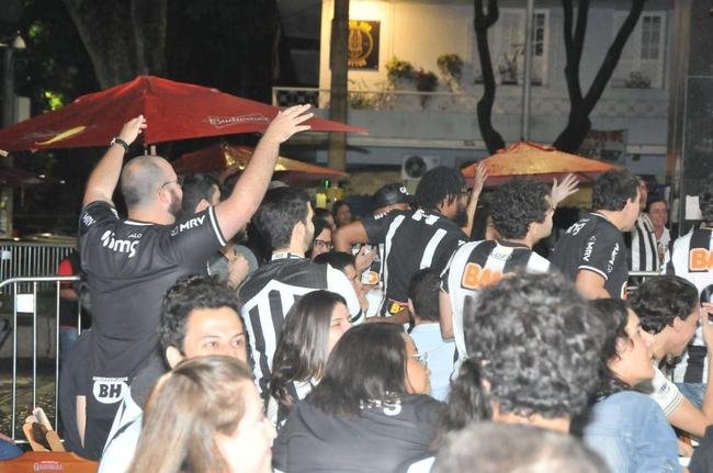 Atleticanos em bares na Savassi, em BH, durante a final da Copa do Brasil contra o Athletico-PR.