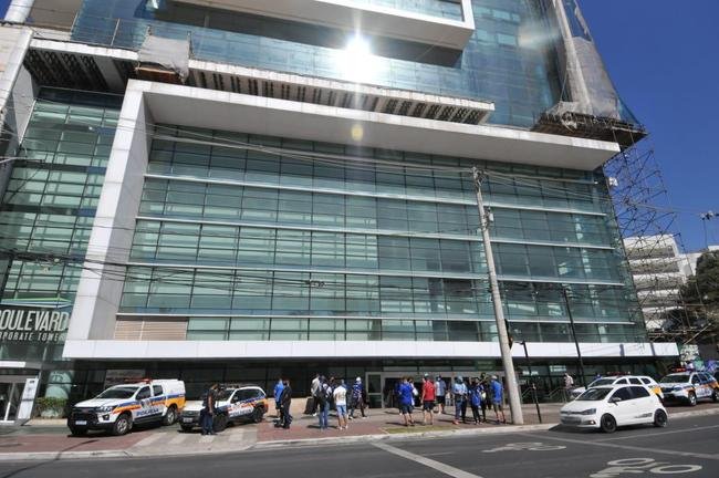 Manifestao de torcedores no Boulevard Corporate Tower, onde funciona a sede do Cruzeiro