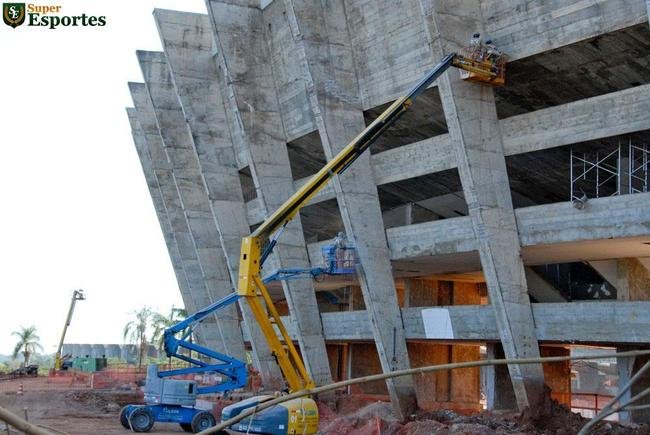 16/06/2011 - Obras na parte externa do Mineiro j so intensas
