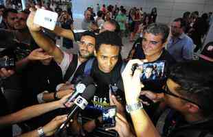 Novo reforo do Atltico, Elias chega a Belo Horizonte. Volante assinou contrato por trs anos