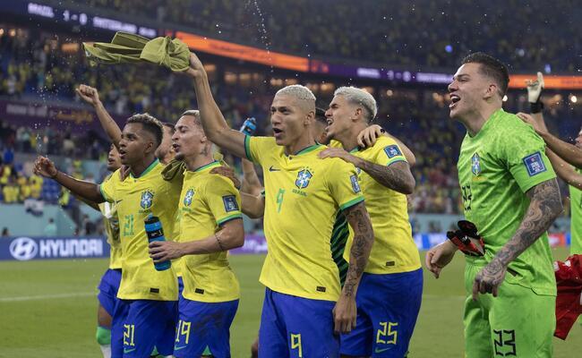 Seleo Brasileira comemorando classificao aps vitria sobre a Sua, pela Copa do Mundo