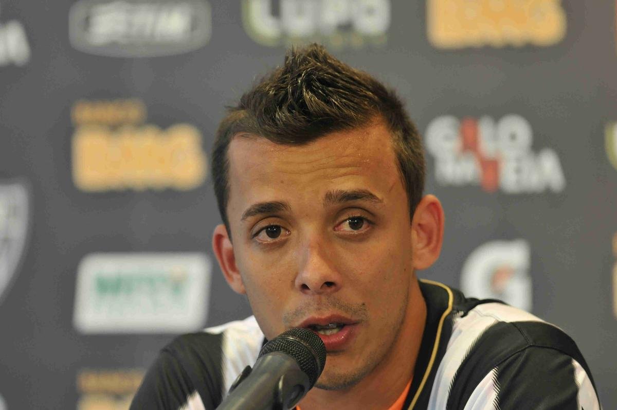 Pedro Botelho - Contratado por emprstimo em 2014, o lateral chegou ao clube lesionado. Aps longo perodo inativo, jogou apenas 36 minutos na estreia e se lesionou mais uma vez. O jogador no conseguiu se firmar na equipe por causa dos problemas fsicos. Em dois anos pelo Galo foram apenas 26 jogos e um gol marcado. No fim de 2015, foi liberado pela diretoria alvinegra.