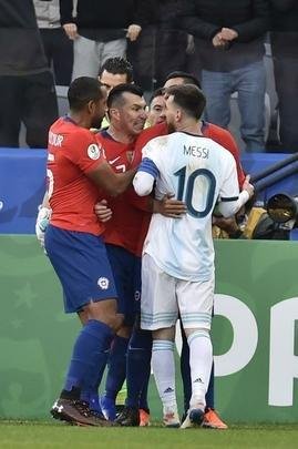 Medel deu peitadas em Messi durante primeiro tempo de Argentina e Chile, e ambos foram expulsos pelo rbitro paraguaio Mario Daz de Vivar. Torcida na Arena Corinthians vaiou a deciso do juiz.