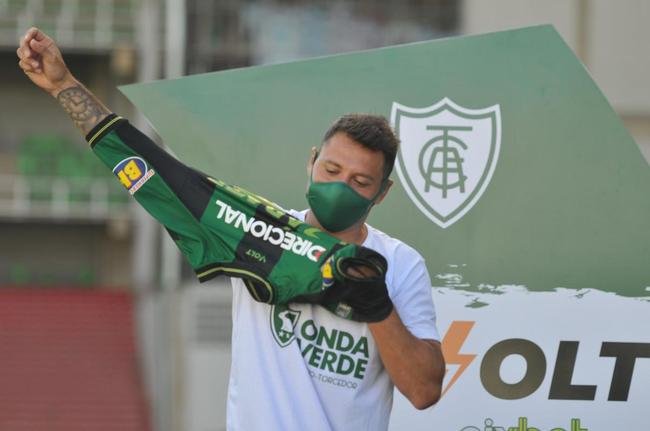 Mauro Zrate, atacante argentino de 34 anos, foi apresentado oficialmente pelo Amrica na tarde desta sexta-feira (3), no Estdio Independncia, em Belo Horizonte. Experiente, o atleta tem passagens por clubes como Fiorentina, Lazio e Inter de Milo, da Itlia, e tambm por Vlez Sarsfield e Boca Juniors, da Argentina.