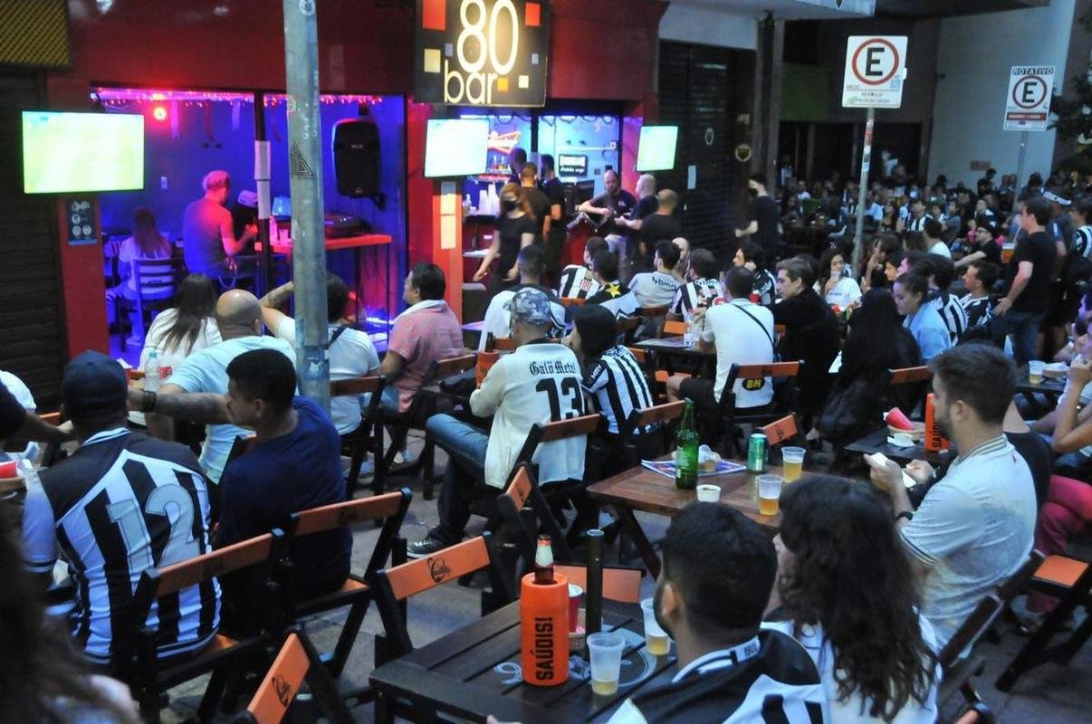 Nesta quinta-feira (2), torcedores do Atltico lotaram os bares de BH para acompanhar Bahia x Galo, jogo adiado da 32 rodada do Campeonato Brasileiro. Na imagem, bares na regio da Savassi.