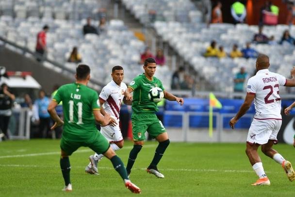 Imagens da partida entre Bolvia e Venezuela