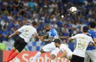 Fotos do jogos entre Cruzeiro e Deportivo Lara no Mineiro