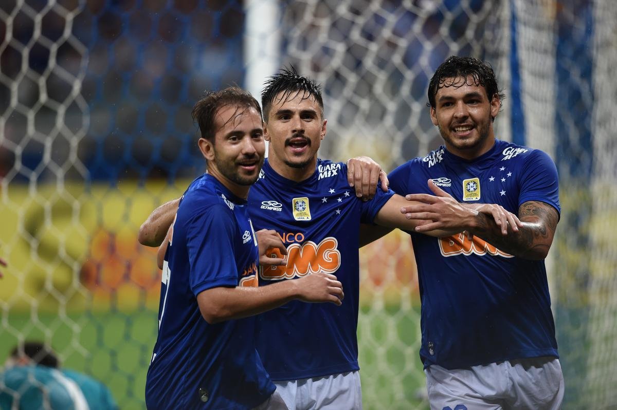 Com gols de Ricardo Goulart e Everton Ribeiro, dupla destaque dos dois ttulos brasileiros seguidos, o Cruzeiro venceu o Gois por 2 a 1, no Mineiro, e o tetra, em 2014. 
