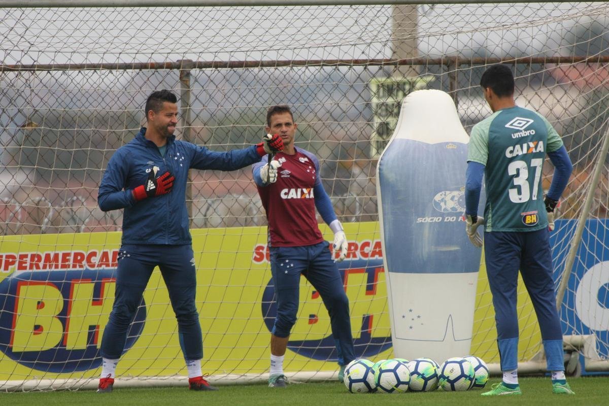 Goleiro Fbio vai a campo sob superviso de preparador Robertinho