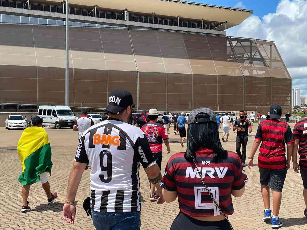 Fotos da chegada de torcedores  Arena Pantanal, em Cuiab, para a final da Supercopa do Brasil entre Atltico e Flamengo