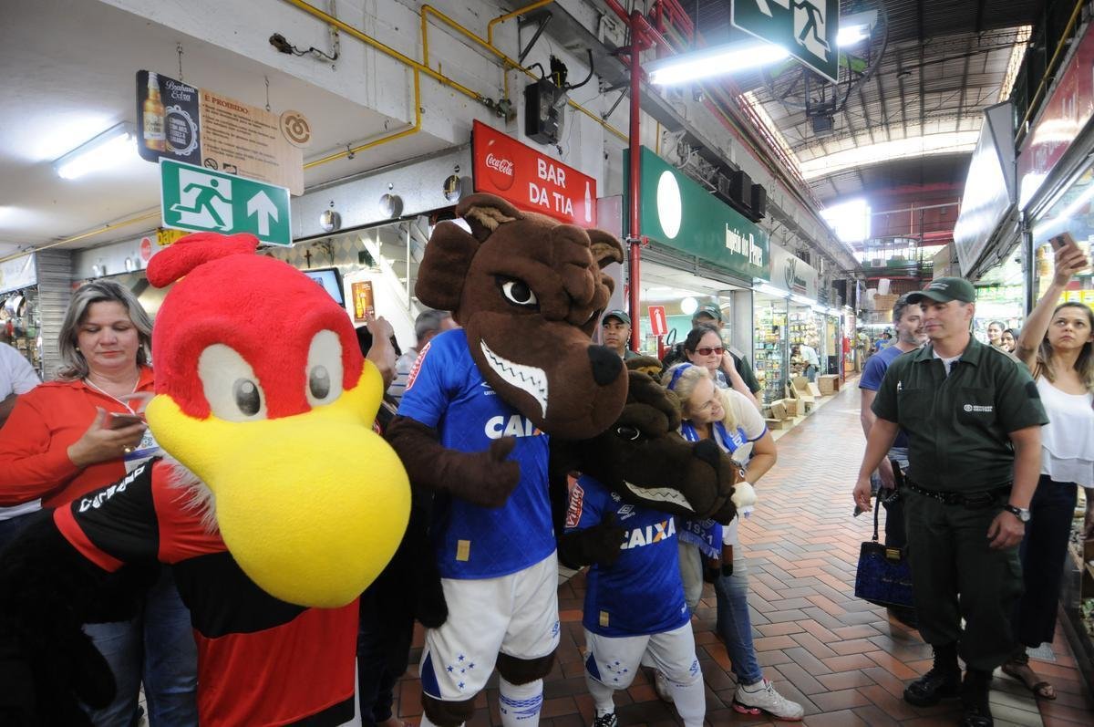 Raposinho e Raposo levaram Urubu, mascote do Flamengo, para conhecer o Mercado Central de BH; teve assdio de torcedores e interesse do carioca pelo queijo mineiro