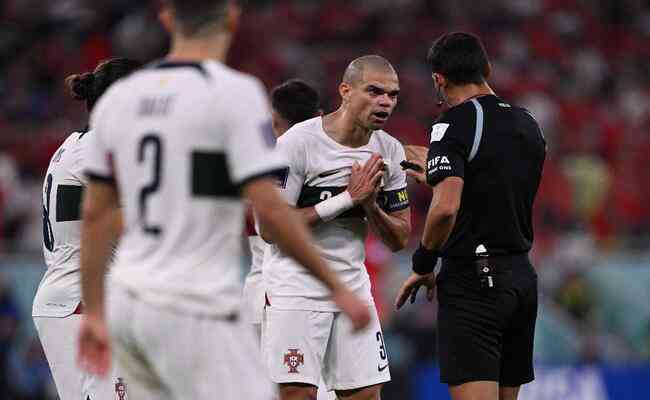 Pepe reclama com rbitro argentino Facundo Torres, durante partida entre Marrocos e Portugal, pelas quartas de final da Copa do Mundo
