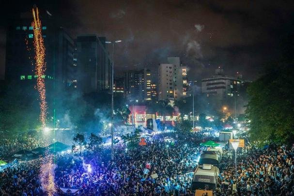 Grêmio conquista o tri da Libertadores e torcida tricolor invade as ruas de Porto Alegre