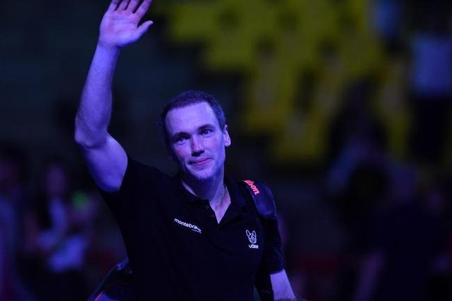 Cercado de amigos, familiares e com carinho do pblico, Bruno Soares se despediu oficialmente do tnis neste sbado (26), no Mineirinho, em BH. Multicampeo, tenista mineiro, de 40 anos, dividiu a quadra com Bob Bryan, Marcelo Melo e Rafael Matos