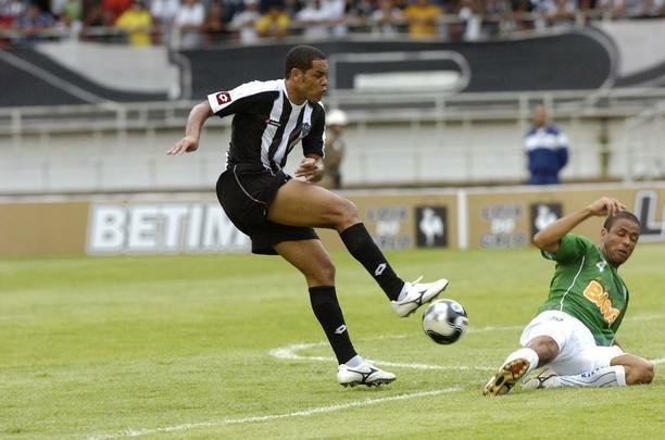 25/01/2009 - Assim como em 2010, o clssico entre Atltico e Amrica abriu o Campeonato Mineiro para as duas equipes em 2009. O jogo no Mineiro terminou no empate sem gols. O Galo, comandado por Emerson Leo, jogou com: Juninho, Sheslon, Welton Felipe, Leandro Almeida e Thiago Feltri; Carlos Alberto, Junior Carioca (Tch), Mrcio Arajo e Lopes (Raphael Aguiar); der Lus e Diego Tardelli.