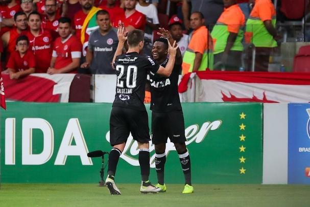 Galo derrotou Internacional no Beira-Rio com gols de Cazares e Terans; D'Alessandro descontou de pênalti