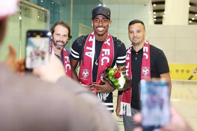 Emprestado at maio pelo Atltico, o atacante Denlson foi recebido com flores no Aeroporto Internacional King Khalid, em Riade, na Arbia Saudita, nesse domingo. Logo depois, o jogador de 23 anos passou por exames mdicos e assinou contrato com o Al Faisaly, que j o apresentou oficialmente. Pelo negcio, o Atltico receber uma compensao financeira. O acordo tambm prev o valor fixo para que os rabes contratem o centroavante em definitivo. Navegue na galeria para ver as fotos.