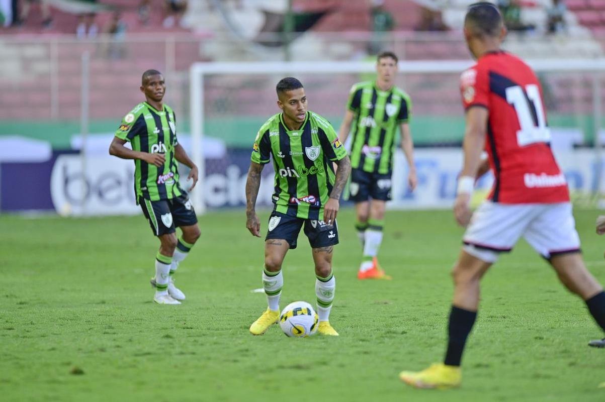 As fotos do duelo decisivo entre Amrica e Atltico, neste domingo (13/11), no Independncia, em Belo Horizonte. Partida foi vlida pela 38 rodada da Srie A do Campeonato Brasileiro.