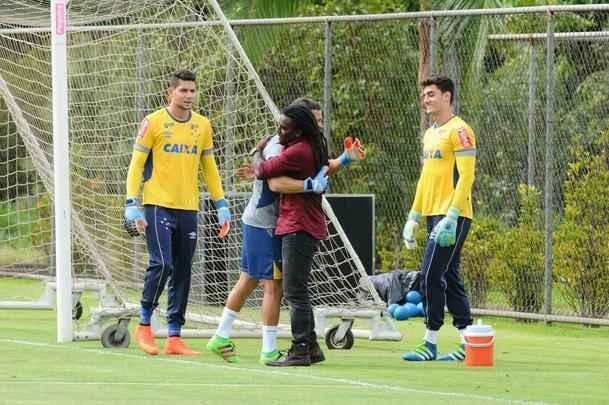 Tinga esteve na Toca da Raposa II e cumprimentou antigos companheiros e torcedores do Cruzeiro