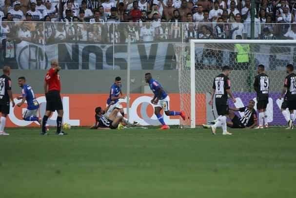 Depois de grande jogada de Arrascaeta, Riascos marcou o gol da virada do Cruzeiro: 2 a 1