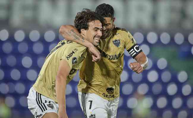 Igor Gomes e Hulk comemoram o gol do Atltico-MG