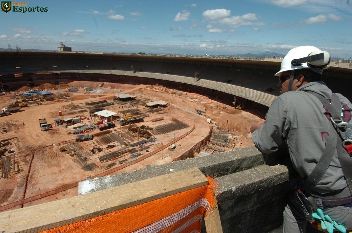 10/10/2011 - Estdio  um verdadeiro canteiro de obras. Na parte superior, comea preparao para ampliao da cobertura de 29m para 55m
