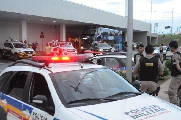 Jogadores do Cruzeiro desembarcaram nesta sexta-feira  tarde no Aeroporto de Confins, na Grande Belo Horizonte, depois da derrota por 2 a 0 para o Grmio, em Porto Alegre. O policiamento foi reforado e houve escolta do nibus at a Toca da Raposa II. No houve presena de torcidas organizadas. Motoristas de aplicativo, presentes no local, foram os nicos a presenciar a chegada. Os cruzeirenses xingaram, enquanto os atleticanos gritaram 'o o o, segunda diviso'.