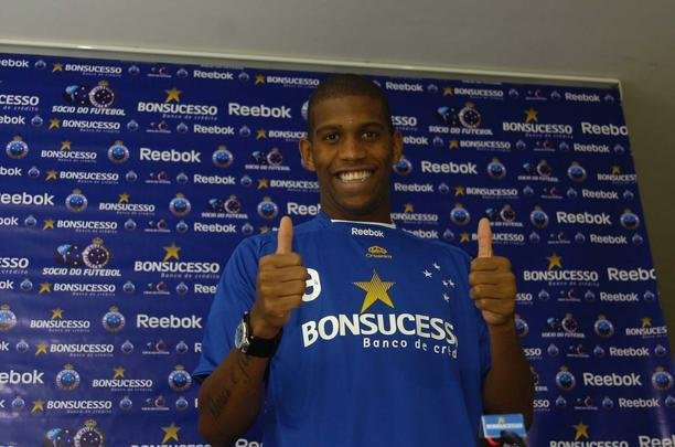 Gil (2009) - chegou ao Cruzeiro em agosto de 2009, após conquistar, a serviço do Atlético-GO, a Série C de 2008 e o Campeonato Goiano de 2009. Ficou notabilizado por ser um zagueiro de muita força e imposição na bola aérea. Em dois anos, disputou 102 jogos e marcou quatro gols - dois em clássicos contra o Atlético. Transferiu-se em agosto de 2011 para o Valenciennes, da França, por 3 milhões de euros. Em 2013, retornou ao Brasil para defender o Corinthians, clube no qual permaneceu até 2015. De 2016 a 2019, Gil foi jogador do Shandong Luneng, da China. Em julho, voltou ao Timão. O defensor ainda acumula convocações para a Seleção Brasileira. Ele atuou com a amarelinha em 11 oportunidades.