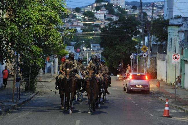 Torcida do Cruzeiro mira Srgio, Deivid e conselheiros em protesto no Horto, antes do jogo diante do Operrio-PR, pela Srie B
