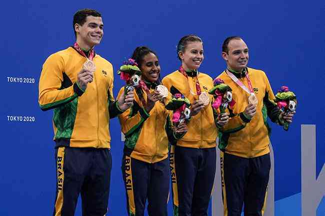 Gabriel Bandeira, Ana Karolina de Oliveira, Dbora Carneiro e Felipe Vila Real com a medalha 