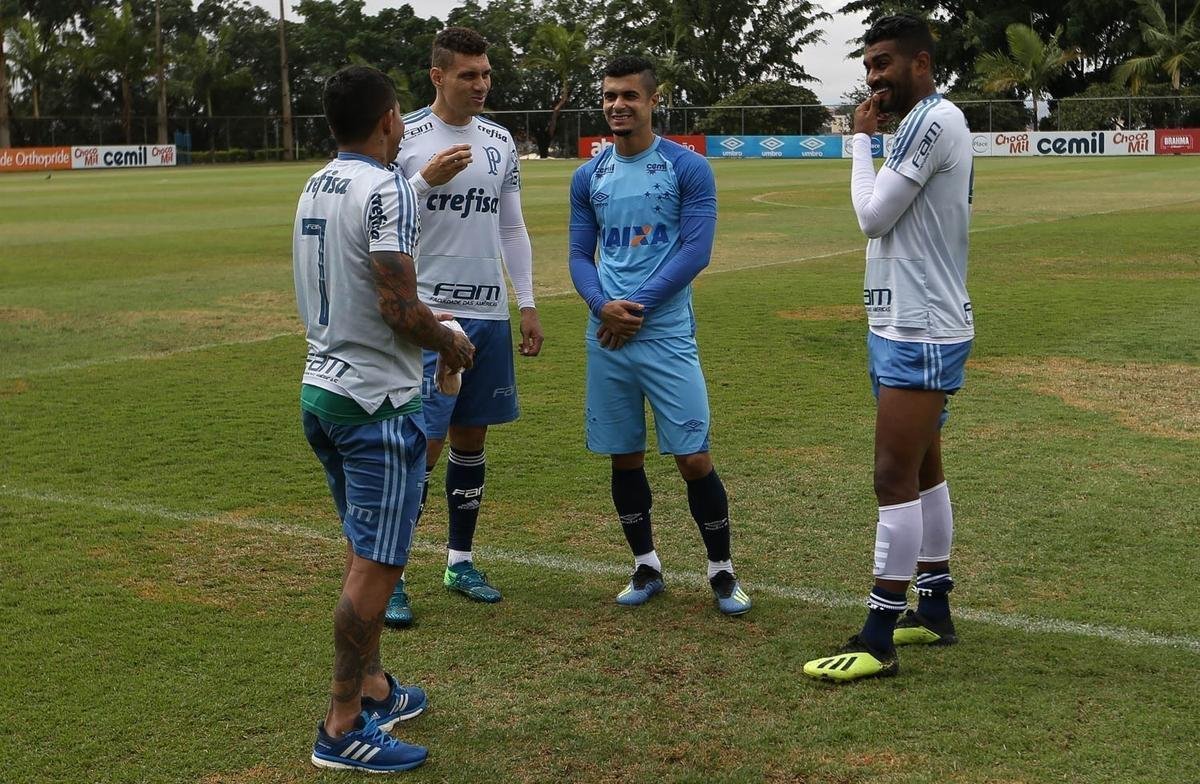 Dudu, que conversa com Egdio, foi revelado pelo Cruzeiro. Volantes Moiss e Thiago Santos tambm passaram pelo futebol mineiro: ambos jogaram no Amrica.